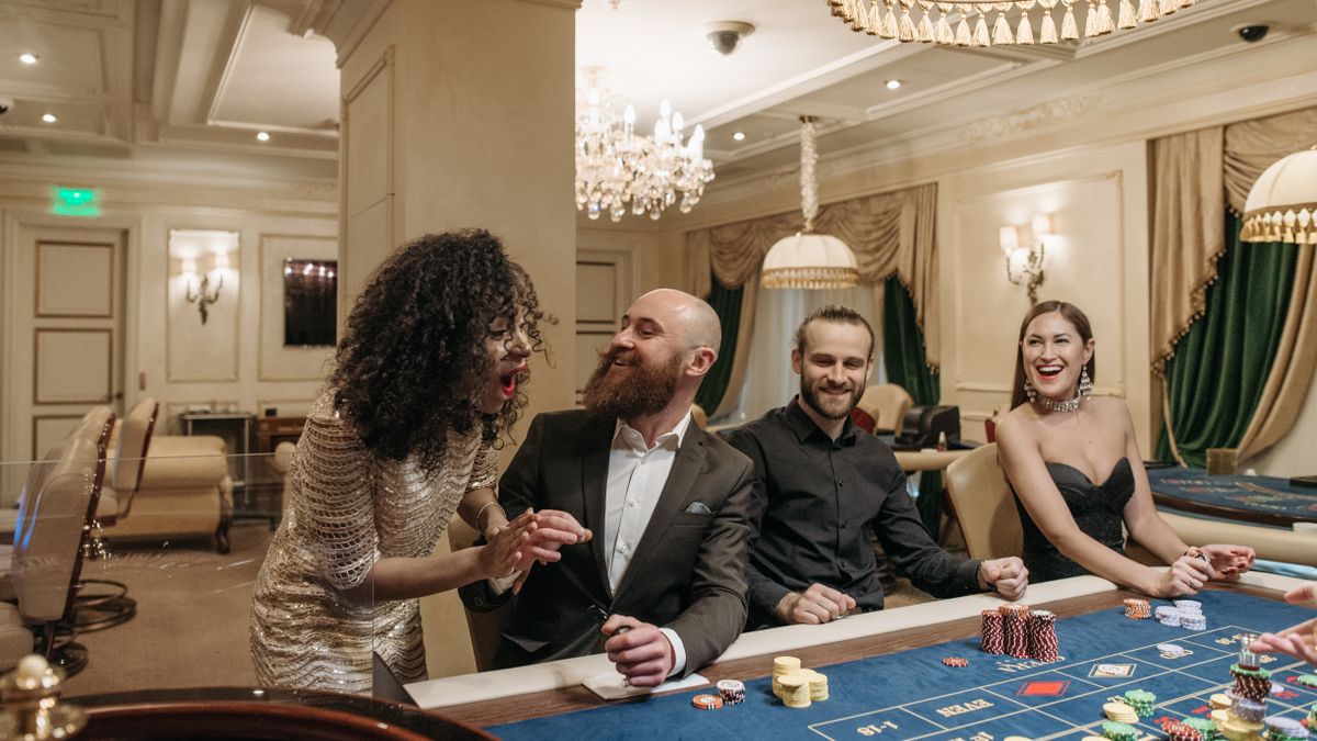 Suasana meja poker dengan kartu dan chip di tengah permainan